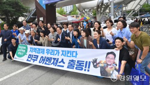 더불어민주당 허영(춘천·철원·화천·양구 갑) 국회의원과 부인 정현자씨를 비롯한 지역위원회 의원 및 당원들은 7일 춘천 풍물시장을 찾아 민생회복 소비쿠폰 장보기 행사를 가졌다. 박승선기자