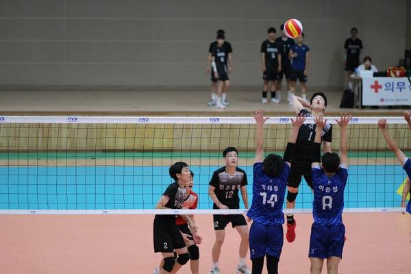진주동명중 배구부가 지난달 31일부터 6일까지 통영에서 열린 '제58회 대통령배 중·고 배구대회'에 출전해 경기를 펼치고 있다. /진주동명중