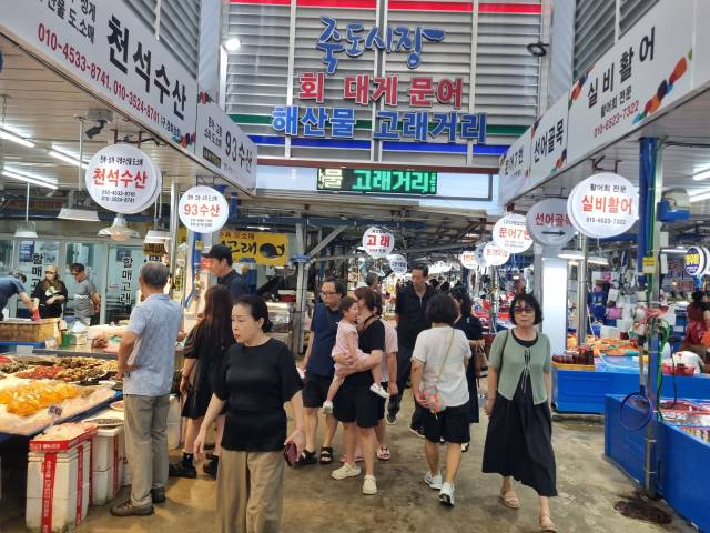 지난 6일 오후 포항시 죽도시장 어시장에서 시민들이 해산물을 구매하기 위해 분주히 오가고 있다. 배형욱 기자