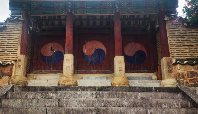 사당 신문(神門) 기둥석에는 서애의 사상을 나타내는 팔괘가 세겨져 있다. 하나로 통합된 계단은 전통서원과는 다르다.