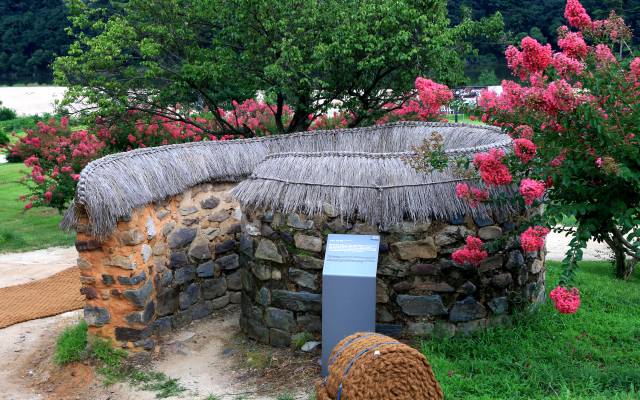 뒷간의 해학이 병산서원 전면 마당에 있다. 달팽이 곡선 담으로 문이 없어도 보이지 않는 절묘한 공간구성이다.