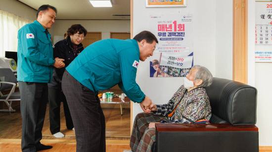 어르신 위문 방문 모습.