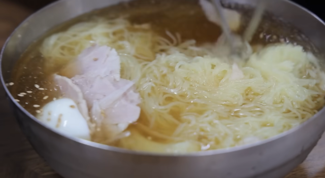 쯔양은 양념을 넣지 않은 물밀면을 추천했다. 쯔양 유튜브 캡처