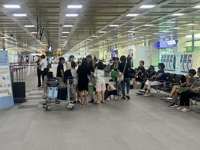 대구공항 국제선 터미널에는 하계 휴가를 떠나는 여행객들로 가득했다. 김정원 기자