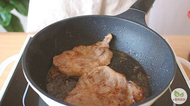 팬에 고기를 굽는 모습