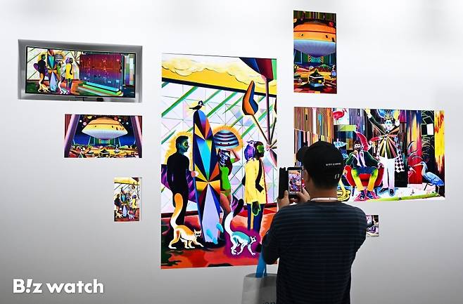 7일 서울 코엑스에서 열린 '2025 한국디스플레이산업전시회(K-Display 2025)'에 참석한 관람객들이 삼성디스플레이 부스에서 OLED 갤러리를 관람하고 있다./사진=이명근 기자 qwe123@