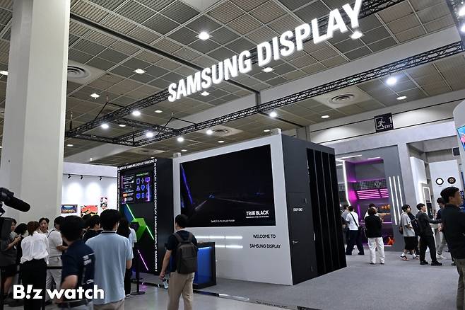 7일 서울 코엑스에서 열린 '2025 한국디스플레이산업전시회(K-Display 2025)'에 참석한 관람객들이 삼성디스플레이 부스를 관람하고 있다./사진=이명근 기자 qwe123@