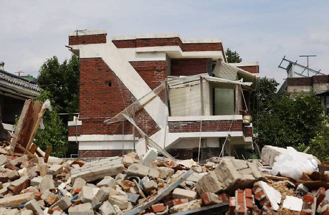 경찰의 부실 수사로 종결됐던 살인 사건이 발생한 청주시 사직동의 주택이 재개발로 비어 있다. (사진=연합뉴스)