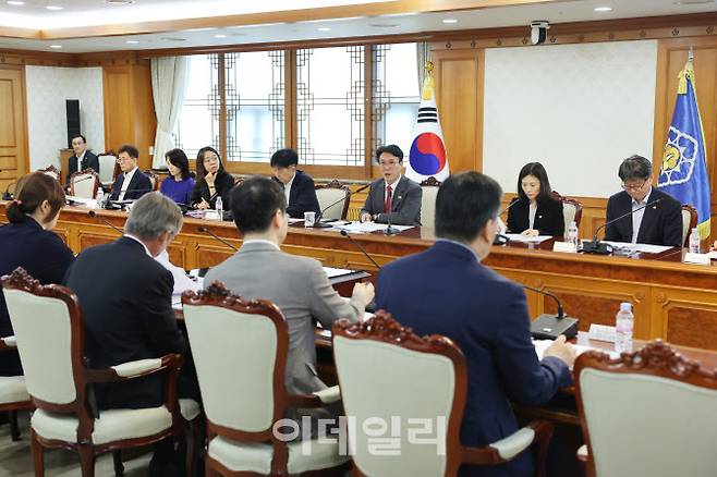 6일 서울 종로구 정부서울청사에서 김민석 국무총리 주재로 열린 ‘관광 활성화 미니정책TF’ 회의. 정부는 중국 국경절(10월 1~7일)을 앞두고 내달 29일부터 중국인 단체 관광객에 대해 한시 무비자 입국을 허용하기로 했다. (사진=국무총리실)