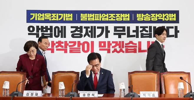 송언석 국민의힘 비상대책위원장 겸 원내대표와 의원들이 7일 오전 서울 여의도 국회에서 열린 비상대책위원회의에 참석하고 있다. (사진 = 뉴시스)