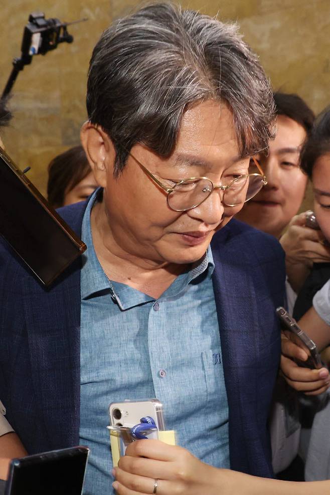 ‘차명 계좌 주식 거래 의혹’을 받고 있는 이춘석 국회 법제사법위원장이 5일 서울 여의도 국회에서 취재진의 질문 세례를 받고 있다.