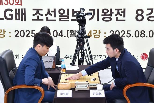 신민준 9단(왼쪽)과 쉬하오훙 9단이 대국을 벌이고 있다.(사진 한국기원 제공)