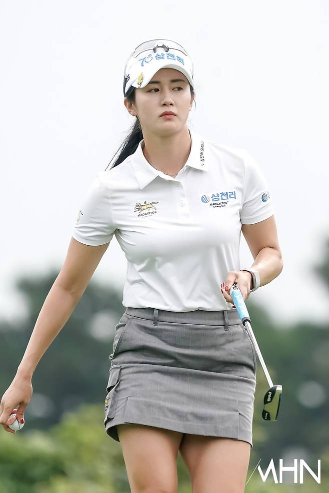 이세희가 7일 열린 KLPGA 투어 제주삼다수 마스터스 1라운드에서 코스를 이동하고 있다.