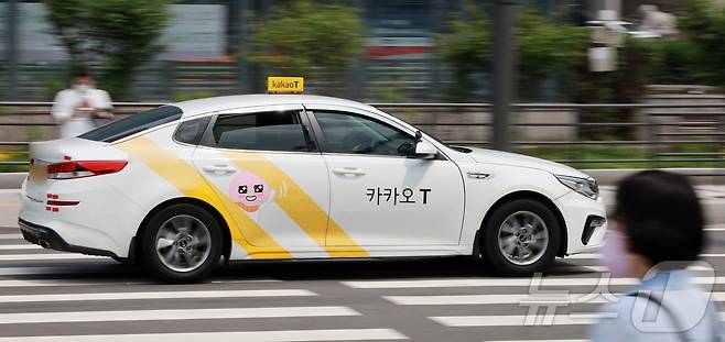 서울 중구 서울역 택시 승강장 인근에서 운행하는 카카오 택시. 2025.5.28/뉴스1 ⓒ News1 김진환 기자