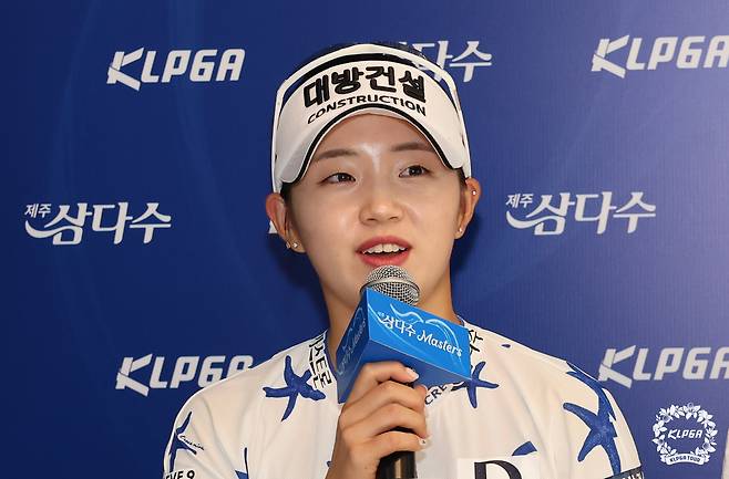 임진영이 6일 열린 KLPGA투어 제주 삼다수 마스터스 공식 기자회견에서 질문에 답변하고 있다. (KLPGA 제공)