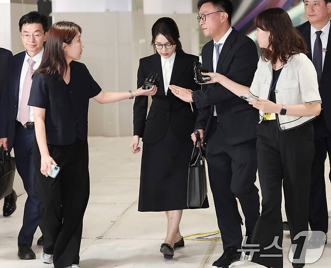 윤석열 전 대통령의 부인 김건희 여사가 6일 서울 종로구 KT광화문빌딩에 마련된 김건희 특검팀(특별검사 민중기) 사무실에서 조사를 마친 후 귀가하고 있다. 2025.8.6/뉴스1 ⓒ News1 김성진 기자