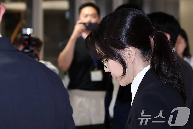 윤석열 전 대통령의 부인 김건희 여사가 6일 서울 종로구 KT광화문빌딩에 마련된 김건희 특검팀(특별검사 민중기) 사무실에서 조사를 마친 후 귀가하고 있다. 2025.8.6/뉴스1 ⓒ News1 김성진 기자