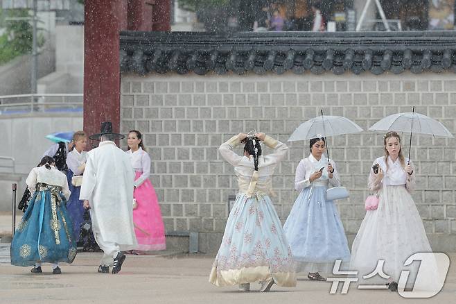 서울 경복궁을 찾은 외국인 관광객들의 모습. 2025.8.6/뉴스1 ⓒ News1 신웅수 기자