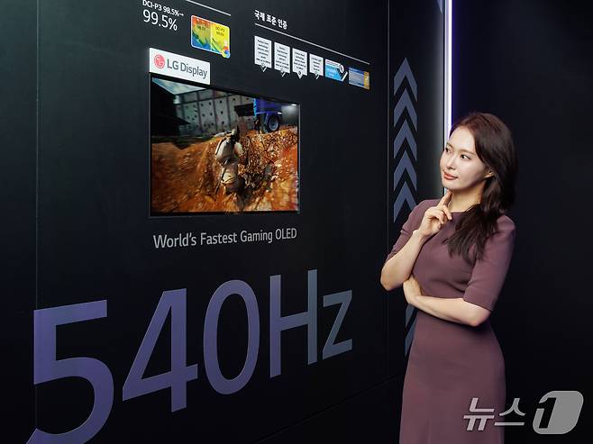 7일 서울 코엑스에서 열린 'K-디스플레이 2025' 전시회에서 LG디스플레이 임직원이 27인치 540Hz 게이밍 OLED를 소개하고 있다.(LG디스플레이 제공)