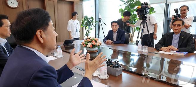 구윤철 경제부총리 겸 기획재정부 장관이 7일 서울 중구 남대문로 한국은행에서 이창용 한은 총재를 만나 대화를 나누고 있다. (공동취재) ⓒ News1 박정호 기자