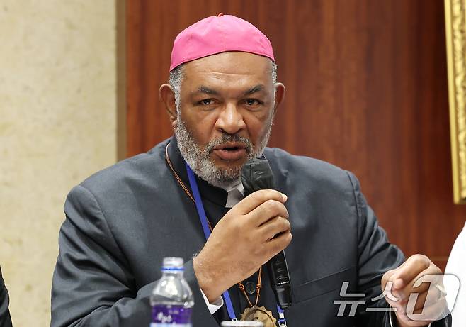 존 밀톤 주교가 7일 오전 서울 송파구 잠실 롯데호텔에서 열린 ‘종교의 자유와 보편적 가치를 위한 세계 종교 지도자’ 기자회견에 참석해 취재진 질문에 답하고 있다. 2025.8.7/뉴스1 ⓒ News1 권현진 기자