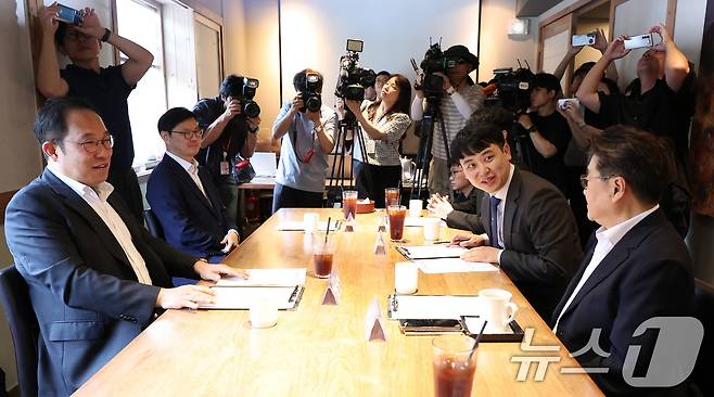 한성존 대한전공의협의회 비상대책위원장과 김국일 보건복지부 보건의료정책관이 7일 서울 중구 달개비에서 열린 수련협의체 제3차 회의에서 대화하고 있다. 2025.8.7/뉴스1 ⓒ News1 김성진 기자