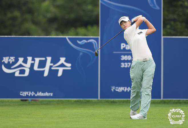 박성현이 7일 열린 KLPGA투어 제주 삼다수 마스터스 1라운드에서 11번홀 티샷을 하고 있다. (KLPGA 제공)