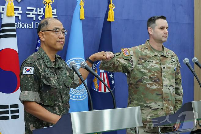 이성준 합동참모본부 공보실장(왼쪽)과 라이언 도널드 유엔사·연합사·주한미군사 공보실장이 7일 오전 서울 용산구 국방부 브리핑룸에서 25년 을지 자유의 방패(UFS) 연습 한미 공동브리핑을 하고 있다. 2025.8.7/뉴스1 ⓒ News1 사진공동취재단
