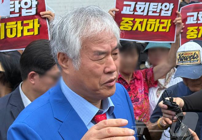 경찰이 서울서부지법 폭동 사태 배후로 의심 받는 전광훈 목사와 사랑제일교회에 대한 압수수색 중인 지난 5일 오전 서울 성북구 사랑제일교회 앞에서 전광훈 목사가 발언하고 있다. 2025.8.5/뉴스1 ⓒ News1 김형준 기자