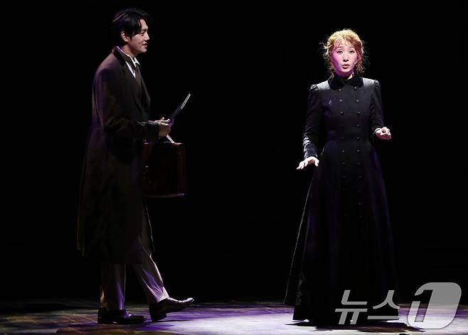 뮤지컬 배우 김려원과 차윤해가 7일 서울 강남구 광림아트센터 BBCH홀에서 열린 뮤지컬 '마리 퀴리' 프레스콜에서 연기를 펼치고 있다. '마리 퀴리'는 새로운 방사성 원소 라듐을 발견해 노벨상을 받은 여성 과학자 마리 퀴리의 삶을 모티브로 한 뮤지컬로 오는 10월 19일까지 공연한다. 2025.8.7/뉴스1 ⓒ News1 김성진 기자