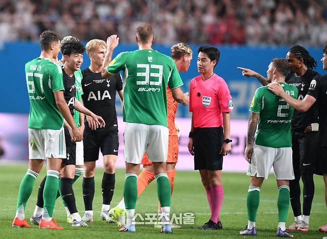 토트넘 손흥민이 3일 서울 월드컵경기장에서 열린 2025 쿠팡플레이 시리즈 뉴캐슬과 경기에서 교체 되면서 상대 선수와 인사를 하고 있다.  2025. 8. 3. 최승섭기자 thunder@sportsseoul.com