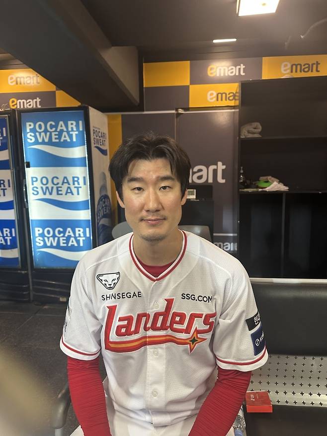SSG 오태곤이 6일 인천SSG랜더스필드에서 열린 2025 KBO리그 삼성전에서 5-4로 역전승을 거둔 뒤 인터뷰에 응하고 있다. 문학 | 이소영 기자 sshong@sportsseoul.com