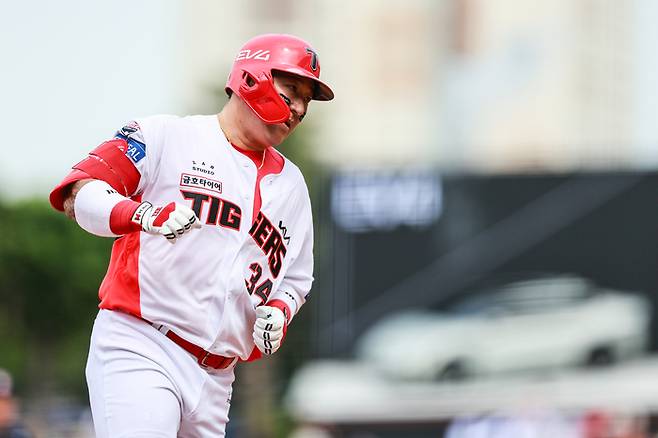 KIA 최형우가 17일 광주-기아 챔피언스 필드에서 열린 2025 KBO리그 정규시즌 두산과 더블헤더 1차전 3회말 투런 홈런을 치고 베이스를 돌고 있다. 사진 | KIA 타이거즈