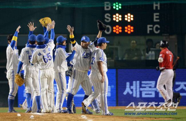 2012 프로야구 한국시리즈 5차전 삼성과 SK의 경기가 31일 잠실구장에서 열렸다. 9회초 2사 1,3루 삼성 오승환이 SK 박진만을 삼진처리하며 경기를 마무리한후 기쁨을 나누고 있다.
잠실=허상욱 기자 wook@sportschosun.com/2012.10.31/