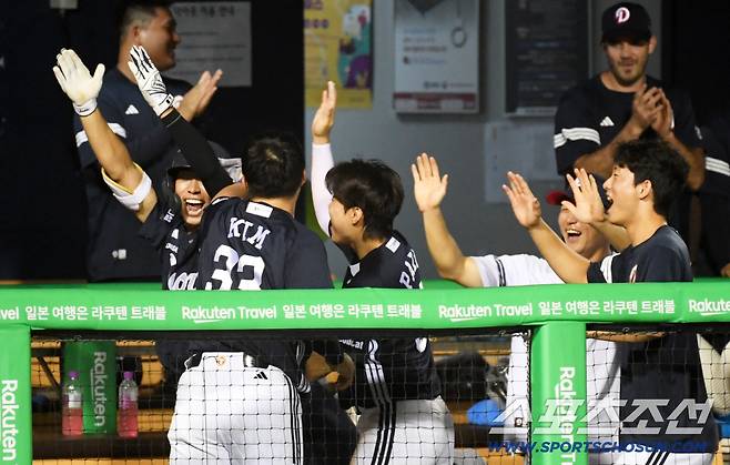 6일 잠실구장에서 열린 LG 트윈스와 두산 베어스의 경기. 8회초 2사 1루 두산 김민석이 역전 투런포를 날린 뒤 환호하고 있다. 잠실=박재만 기자 pjm@sportschosun.com/2025.08.06/
