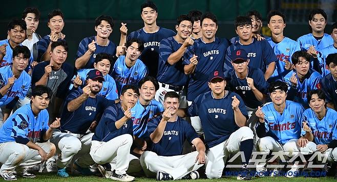 6일 부산 사직야구장에서 KIA와 롯데의 경기가 열렸다. 롯데가 7대1로 승리했다. 이날 마지막 등판을 마친 데이비슨이 동료들과 기념촬영을 하고 있다. 부산=허상욱 기자wook@sportschosun.com/2025.08.06/