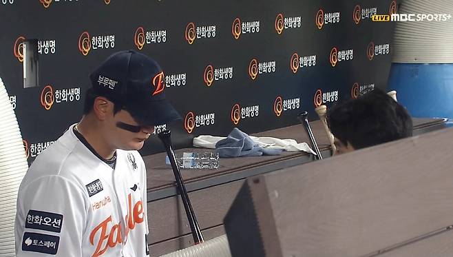 최재훈의 이야기를 듣는 김서현(왼쪽). MBC스포츠플러스 중계화면 캡쳐