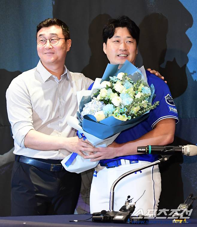 7일 오후 인천 송도 오라카이호텔에서 삼성 라이온즈 오승환 은퇴 기자회견이 열렸다. 이종열 단장에게 축하 꽃다발을 건네받고 있는 오승환. 인천=송정헌 기자songs@sportschosun.com/2025.08.07/