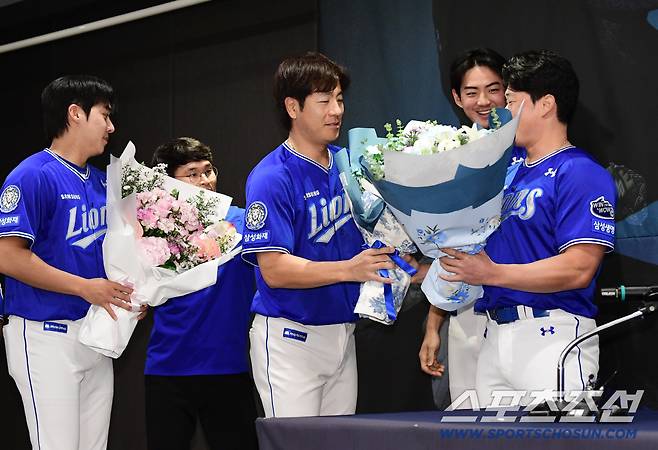 7일 오후 인천 송도 오라카이호텔에서 삼성 라이온즈 오승환 은퇴 기자회견이 열렸다. 동료들의 축하를 받고 있는 오승환. 인천=송정헌 기자songs@sportschosun.com/2025.08.07/