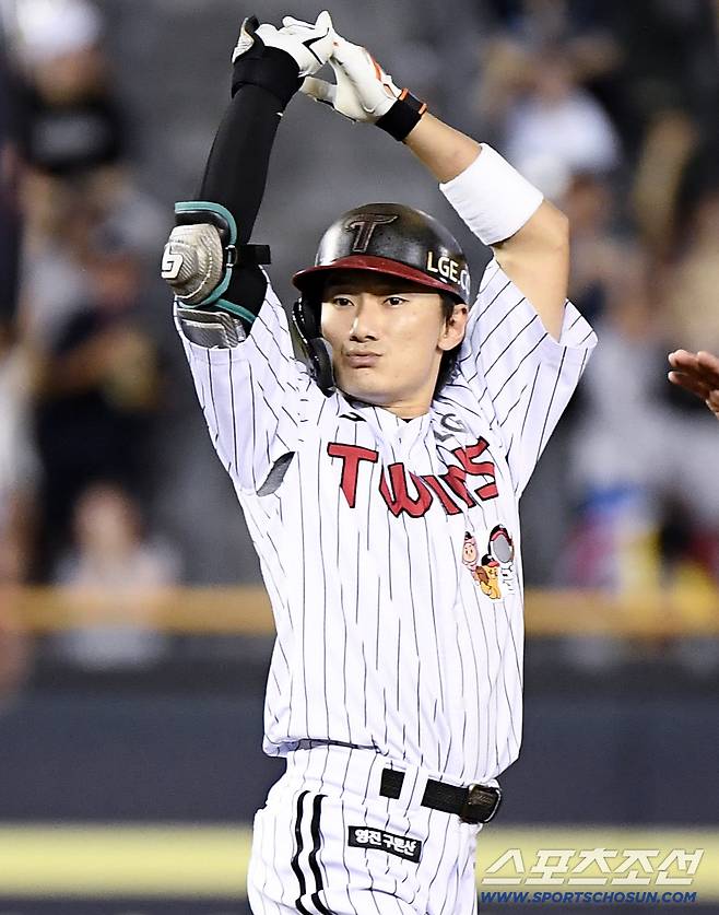 7일 서울 잠실구장에서 열린 두산-LG전. 4회말 2사 만루 신민재가 싹쓸이 2루타를 친 후 기뻐하고 있다.  잠실=정재근 기자 cjg@sportschosun.com/2025.8.7/