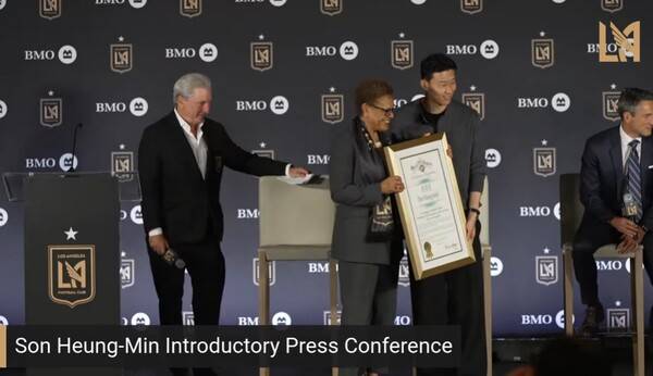 입단 기자회견에서 손흥민을 환영하는 LA 시장. ⓒLAFC