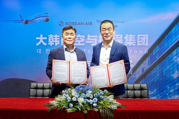 대한항공이 중국 온라인 여행사 '씨트립(Ctrip)'과 전략적 파트너십을 맺고 중화권 시장 공략에 나섰다. 사진은 협약식에 참석한 박요한 대한항공 중국지역본부장(왼쪽)과 장용(Zhang Yong) 트립닷컴 그룹 항공권 사업부 CEO가 기념 촬영을 하고 있는 모습. ⓒ대한항공