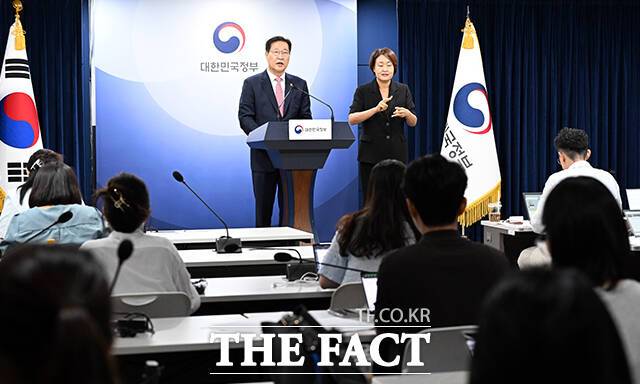 매년 광복절을 앞두고 '특별사면'이라는 주제는 정국의 중심 이슈로 떠오른다. 대통령의 고유 권한인 사면권은 국민통합이라는 명분 아래 행사되지만, 정치적 거래와 자의적 결정이라는 비판이 따라붙는다. 올해도 사면 대상과 범위를 둘러싼 논란이 반복되며 사면권이 정쟁의 도구로 전락했다는 회의론이 고개를 들고 있다. 사진은 지난해 8월 박성재 전 법무부 장관이 2024년 광복절 특별사면과 관련한 브리핑을 하고 있는 모습. /임영무 기자