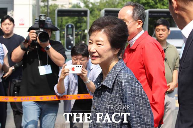 문재인 전 대통령은 임기 말인 2021년 12월 박근혜 전 대통령을 신년 특별사면 대상에 포함했다. 건강 상태와 국민통합을 고려한 결정이라고 밝혔지만, 당시에도 '적폐 청산'을 기조로 출범했던 문재인 정부의 방향성과 충돌한다는 지적이 제기됐다. 촛불 민심에 대한 배신이라는 평가도 나왔다. 박 전 대통령이 지난 대선 당시 사전투표를 하기 위해 투표소로 들어서는 모습. /뉴시스