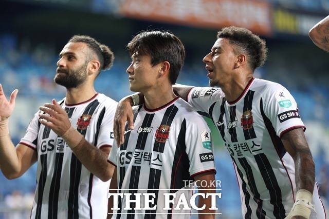FC Seoul's Yajan, Park Soo -il, Lingard (from left).