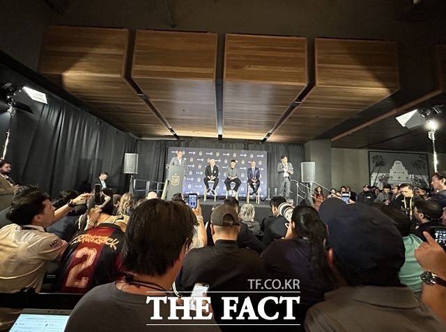 이날 기자회견은 LA코리아타운에서 약 6km 떨어진 LAFC 홈구장인 BMO스타디움 내 펩시플라자에서 열렸으며 약 180여명의 취재진이 열띤 보도경쟁을 펼쳤다./LA=황덕준 언론인