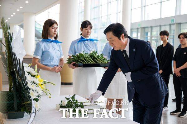 충남대학교가 7일 김밥을 팔아 평생 모은 전 재산을 충남대에 기부한 고(故) 정심화 이복순 여사의 숭고한 뜻을 기리기 위해 33주기 추모식을 진행했다. 김정겸 총장이 헌화를 하고 있다./충남대학교