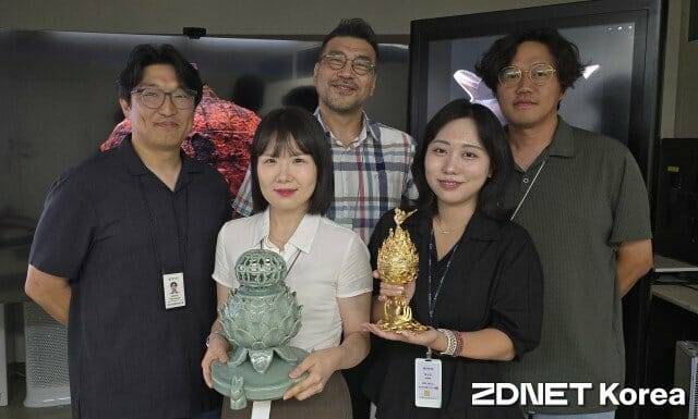 ETRI 콘텐츠융합연구실 헤리티지 공유 플랫폼 연구팀들. 맨 오른쪽부터 시계방향으로 김희권 선임, 백서현 연구원, 황혜린 연구원, 박찬우 책임, 이재호 책임(연구책임자).