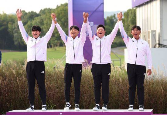한국 남자 골프 선수들이 2023년 항저우 아시안게임 단체전에서 금메달을 획득한 뒤 시상대에서 환호하고 있다. 연합뉴스