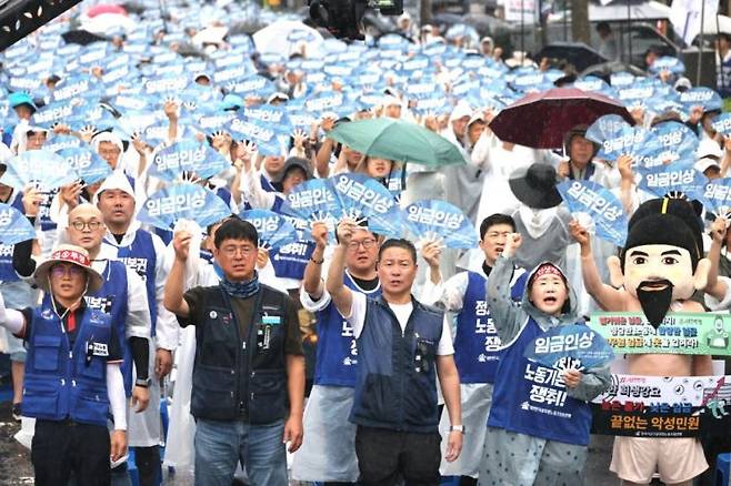 공무원·교원 생존권쟁취 공동투쟁위원회가 6일 용산 대통령실 일대에서 공무원노동자대회를 열고 임금인상을 촉구하고 있다. 공투위 제공